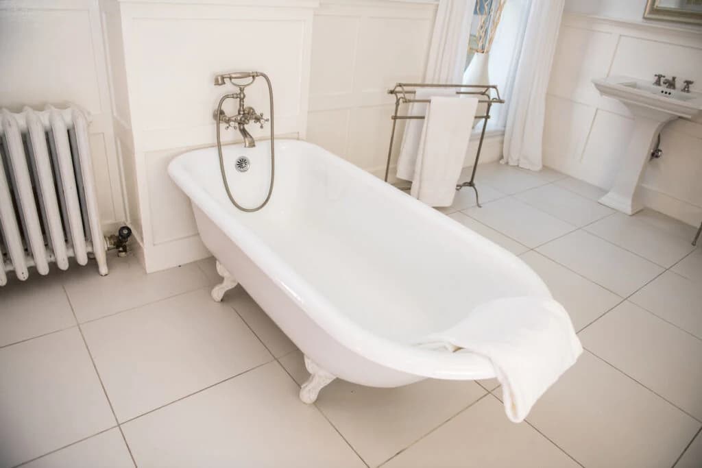 How long does reglazing bathtub last